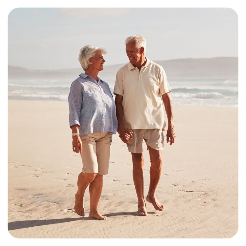 couple senior balade en bord de mer